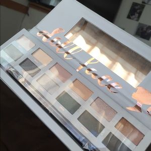 Doll face smokey eye Palette